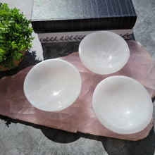 Load image into Gallery viewer, Round Selenite Bowl - Small
