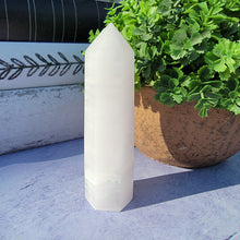 Load image into Gallery viewer, Mangano Calcite Tower "T"