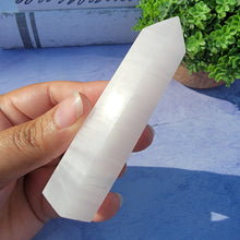 Load image into Gallery viewer, Mangano Calcite Tower "T"