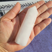 Load image into Gallery viewer, Mangano Calcite Tower "U"