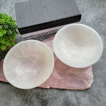 Load image into Gallery viewer, Round Selenite Bowl - Large