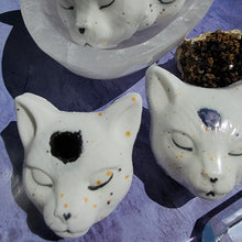 Load image into Gallery viewer, Kitty Bath Bomb with Obsidian Tumbled Crystal