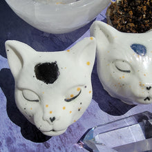 Load image into Gallery viewer, Kitty Bath Bomb with Obsidian Tumbled Crystal